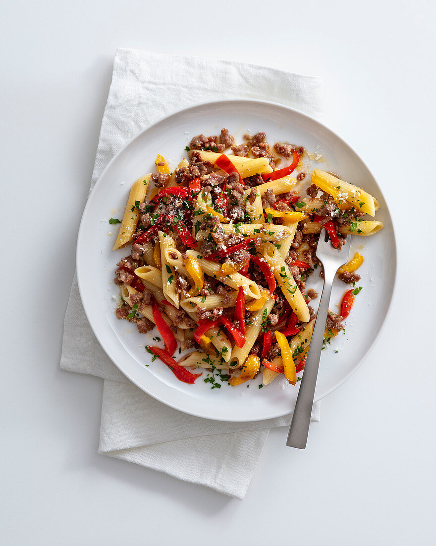 Penne mit Paprika und Salsiccia