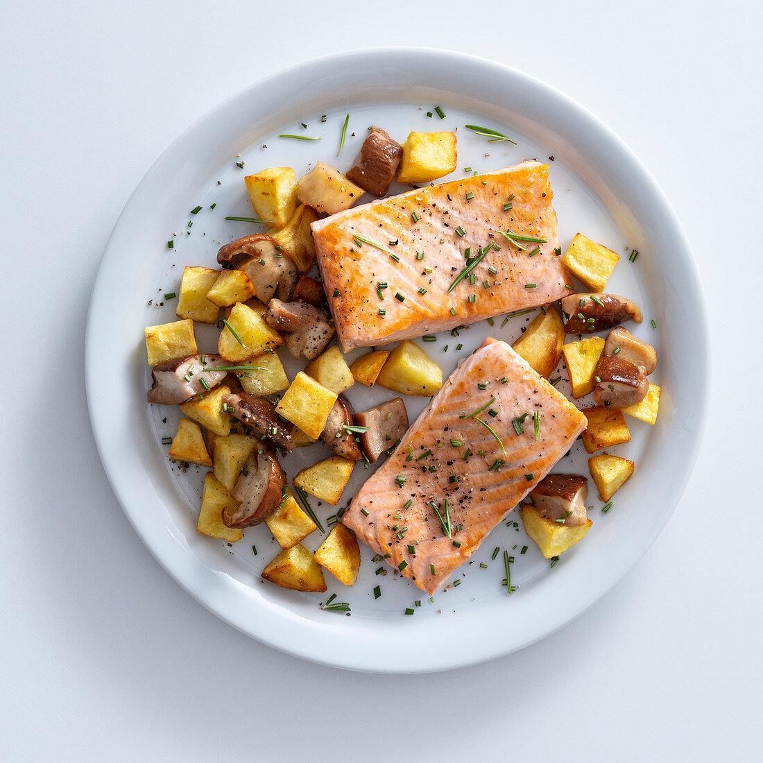 Gebratener Lachs mit Steinpilzen und Bratkartoffeln