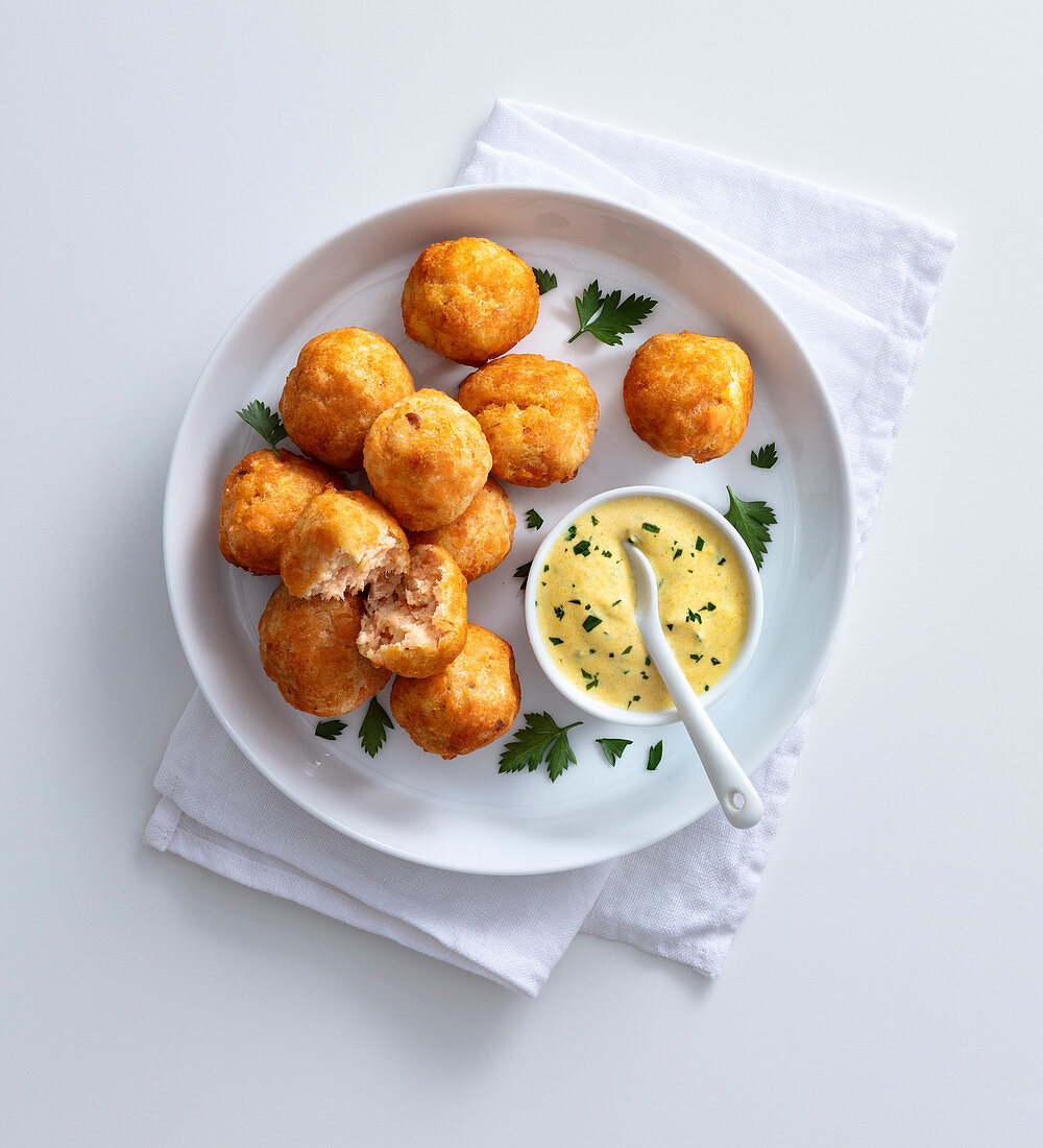 Kartoffel-Lachs-Bällchen mit Kurkuma-Joghurtsauce