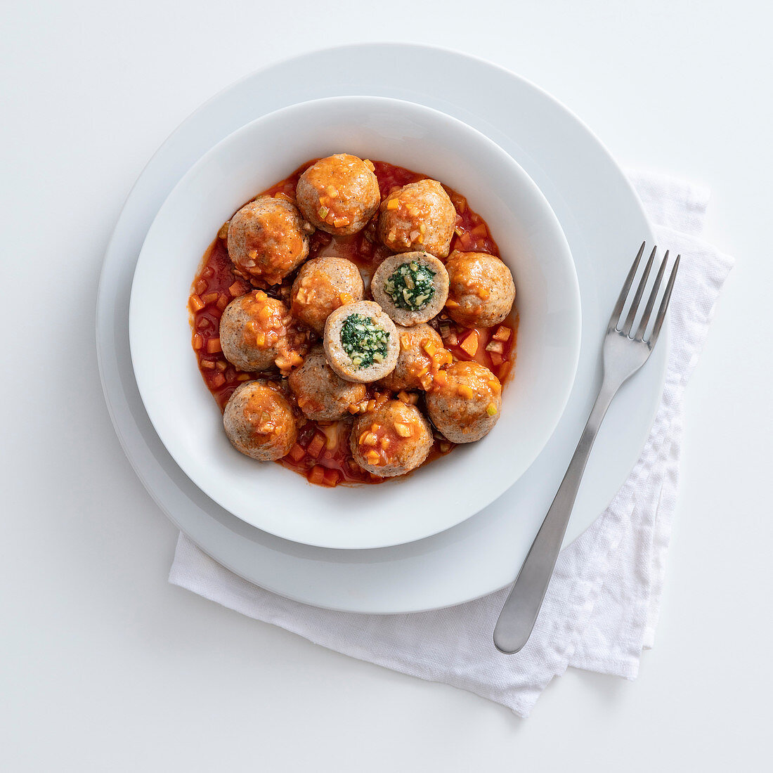 Kartoffel-Buchweizen-Gnocchi mit Spinat-Walnuss-Füllung und Tomatensauce