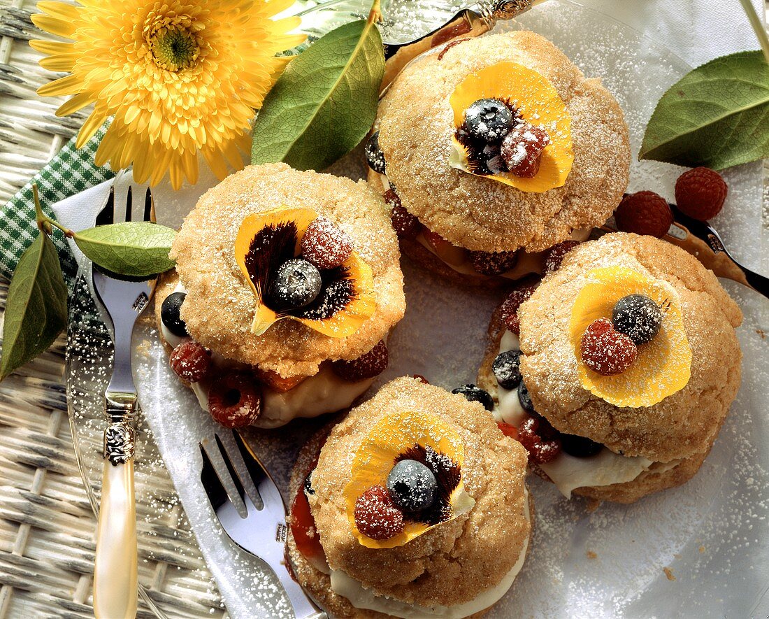 Beerenburger (Zimtbrötchen mit Vanillecreme & Beeren)