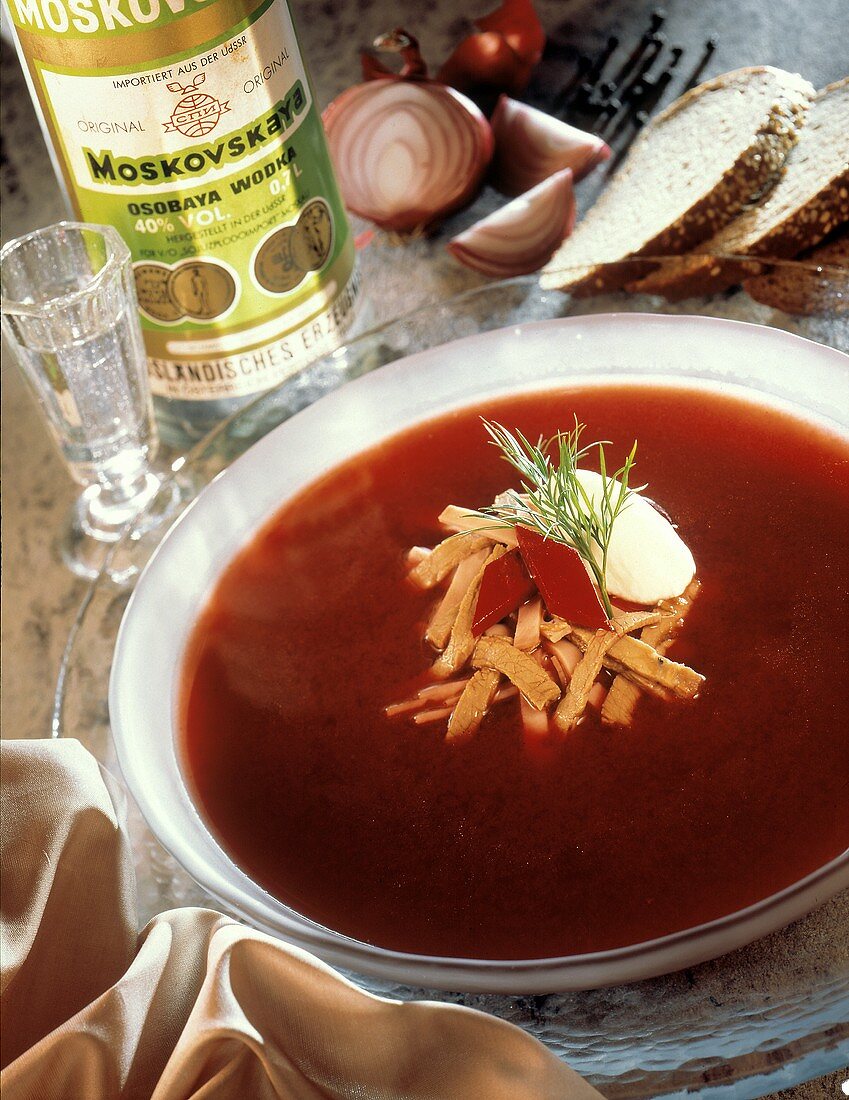 Russische Rote-Rüben-Suppe mit Wurststreifen, Sauerrahm, Dill