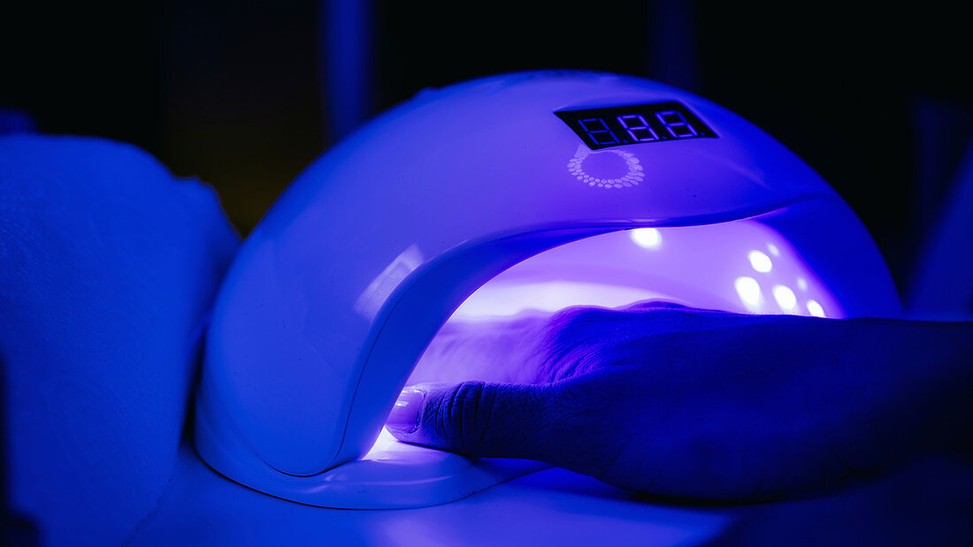 UV lamp for setting nails