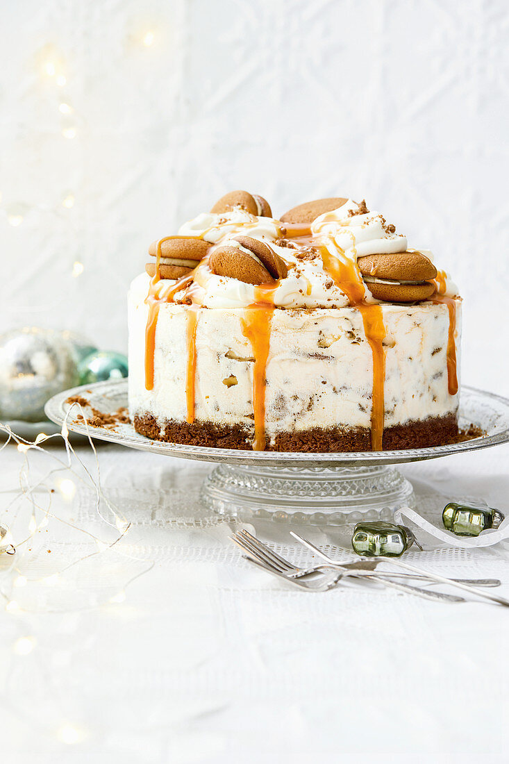 Lebkuchen-Gewürzeistorte mit Karamellsauce