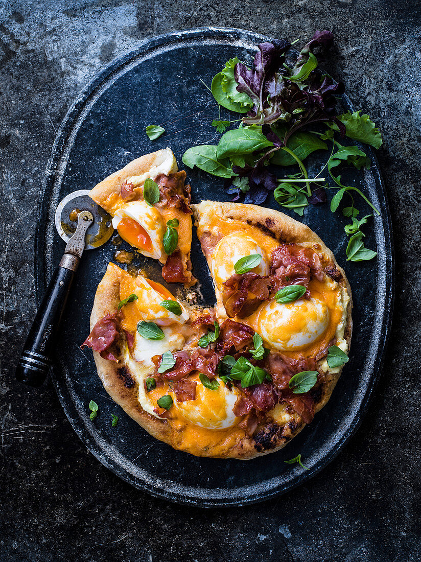 Pizza mit Eggs Benedict