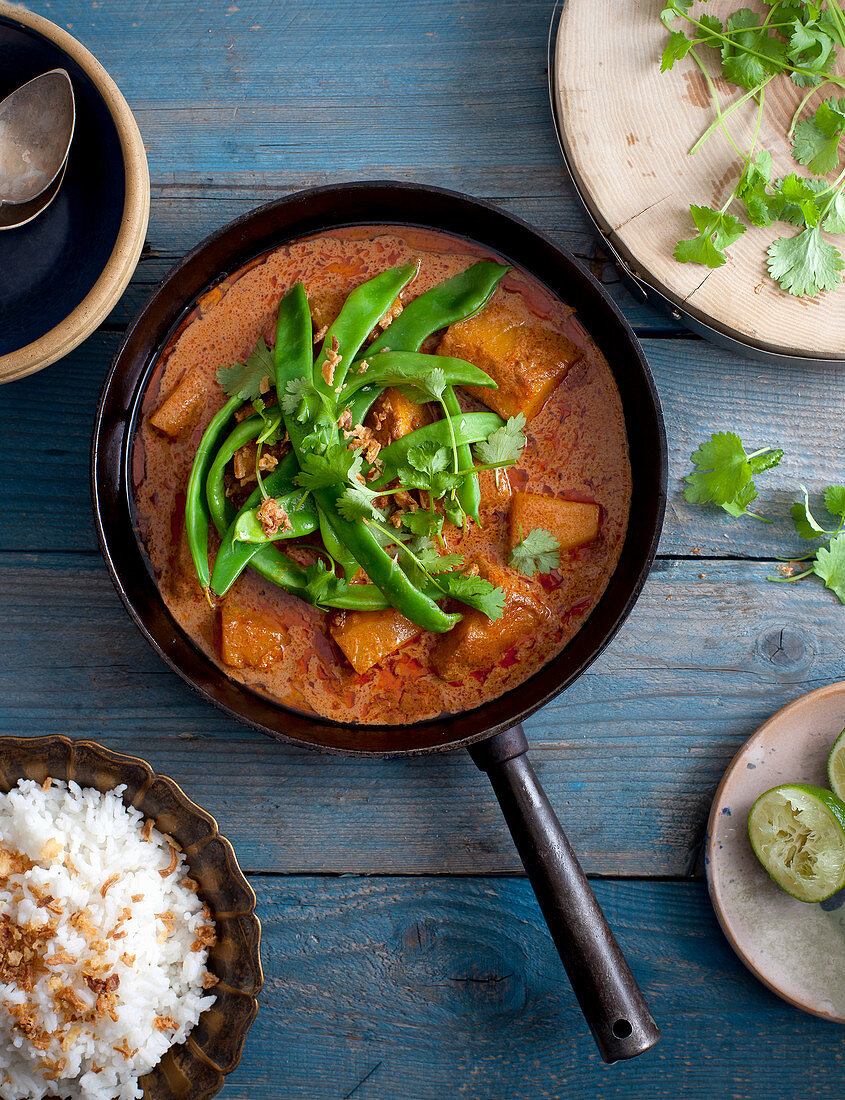 Curry mit grünen Bohnen, Koriandergrün und Reisbeilage (Indien)