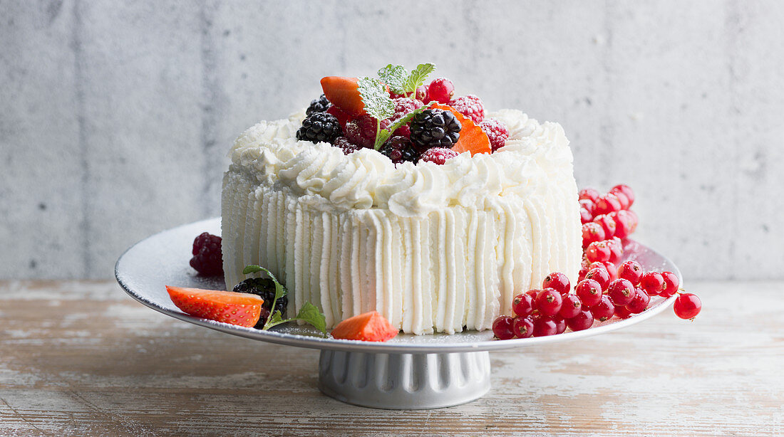 Cake with fresh fruits