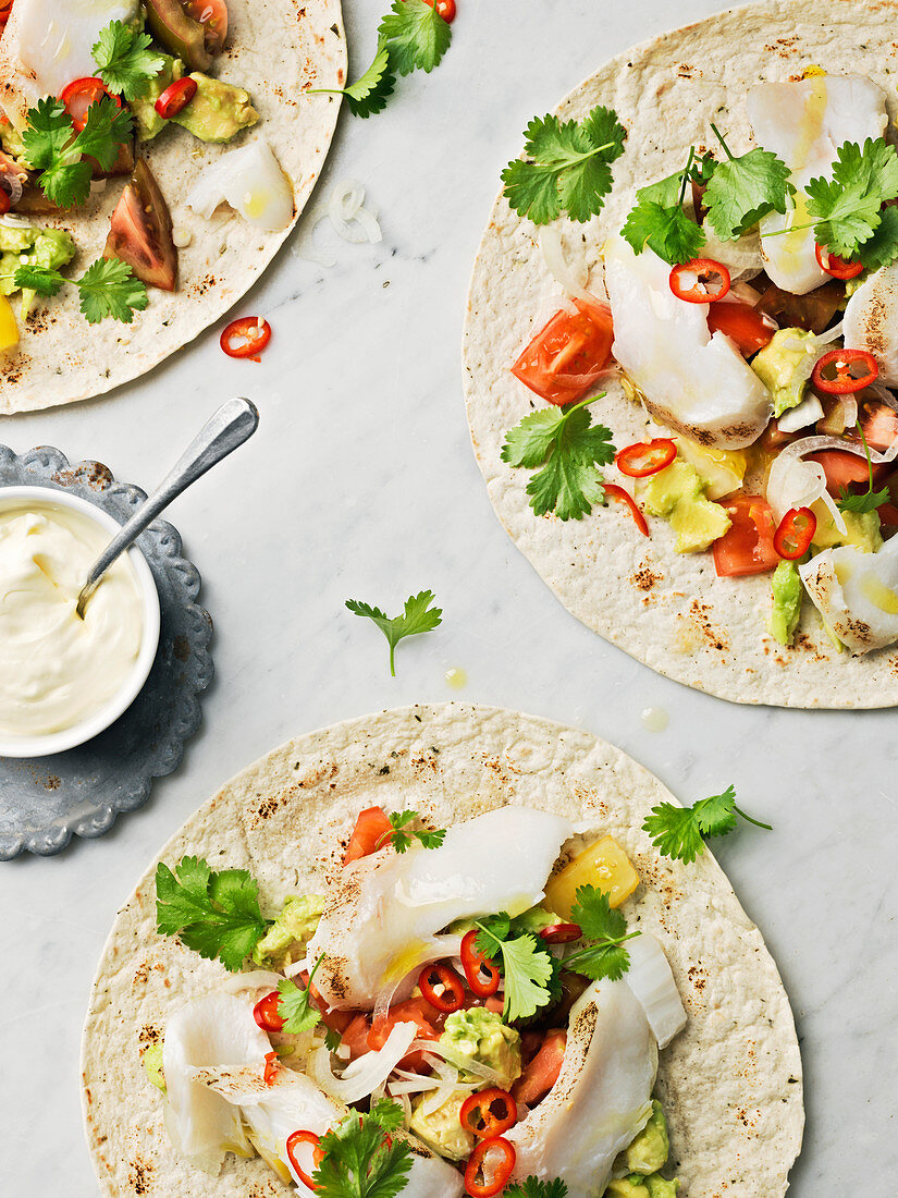 Tortillas mit Fisch, Chilis, Koriandergrün und Sauerrahm