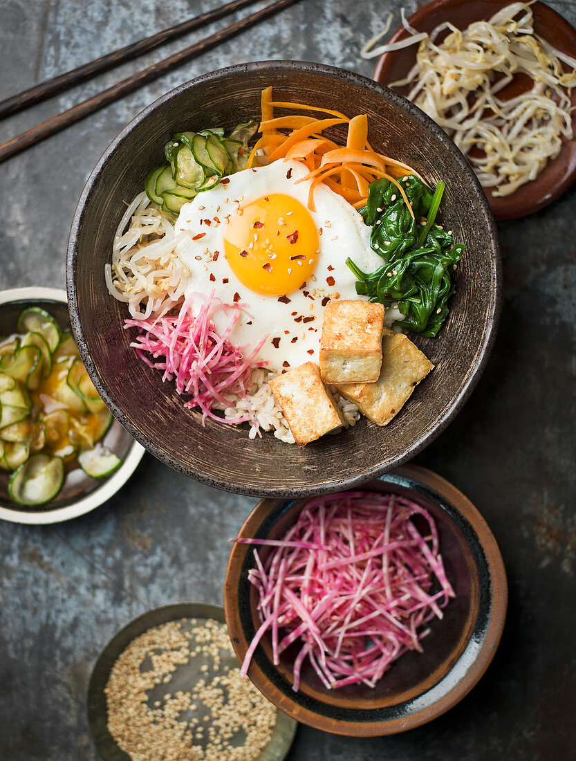 Bibimbap mit Spiegelei, Tofu und Gemüse (Korea)