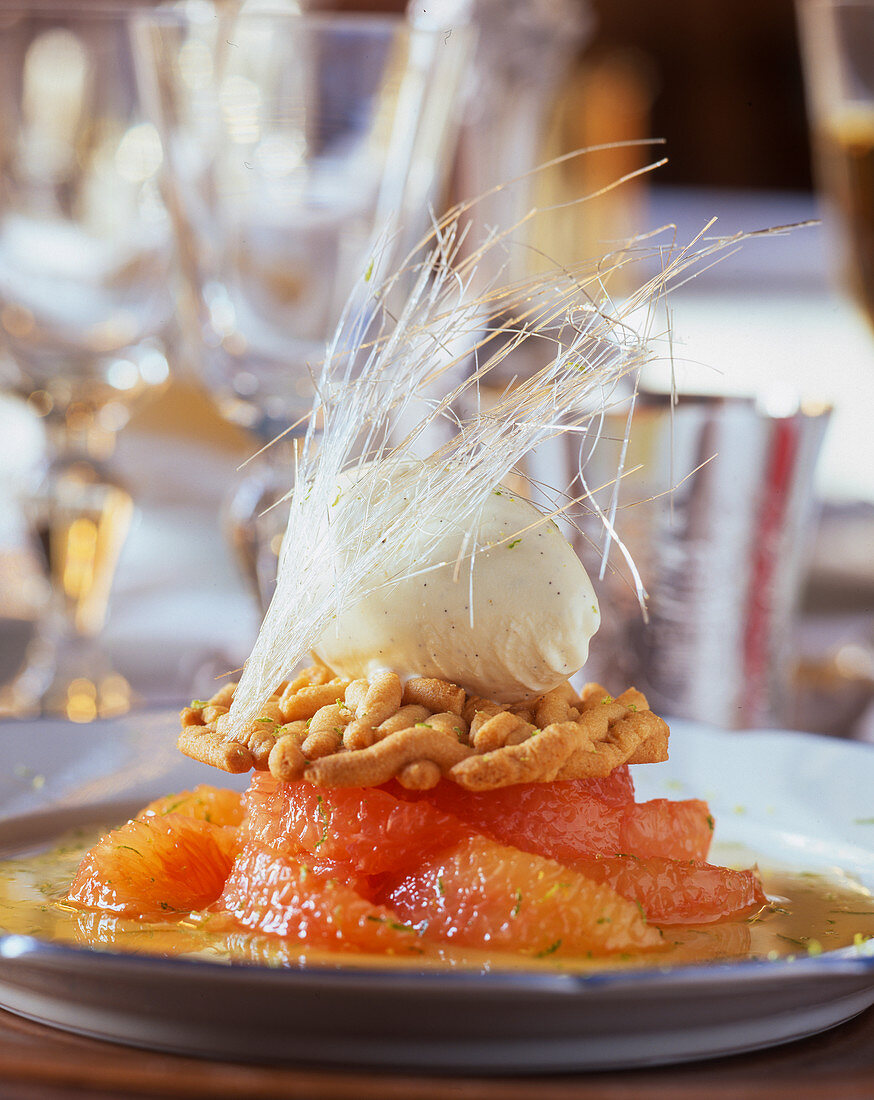 Grapefruit mit Vanilleeis und Zuckerfäden