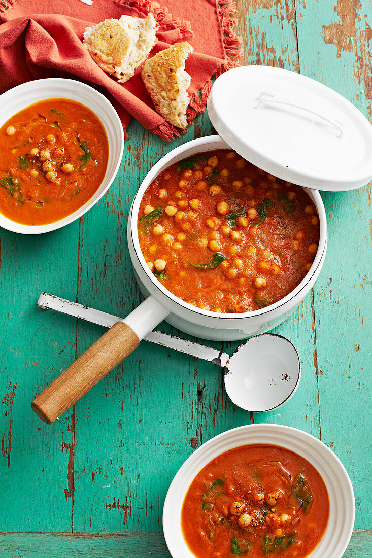 Tomaten-Kichererbsen-Suppe mit Basilikum