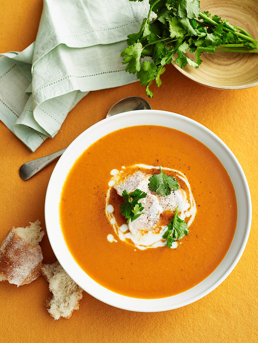 Tomaten-Kokos-Suppe mit Hähnchenfleisch