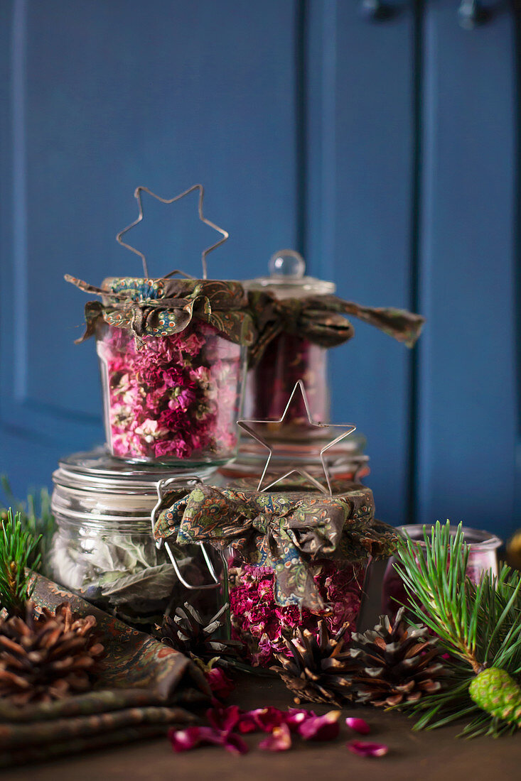 Dried flowers in jars as Christmas presents