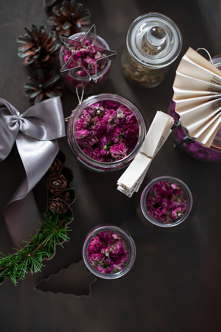 Getrocknete Blüten in Gläsern als Weihnachtsgeschenk