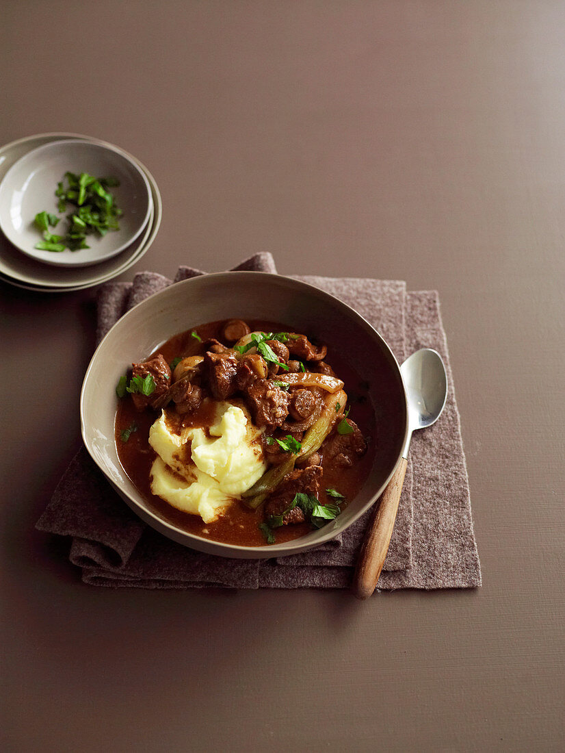 Rotwein-Rindfleisch-Eintopf mit Pilzen und Kartoffelpüree (Slow Cooking)