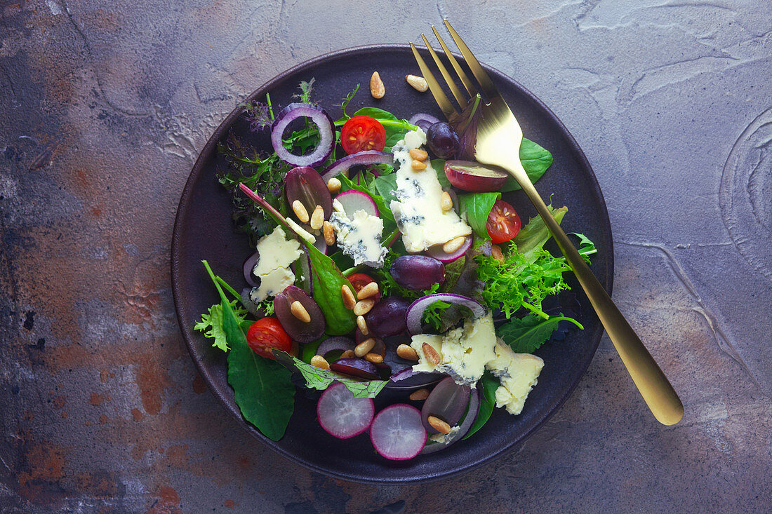 Salat mit Gorgonzola, Gemüse und Pinienkernen