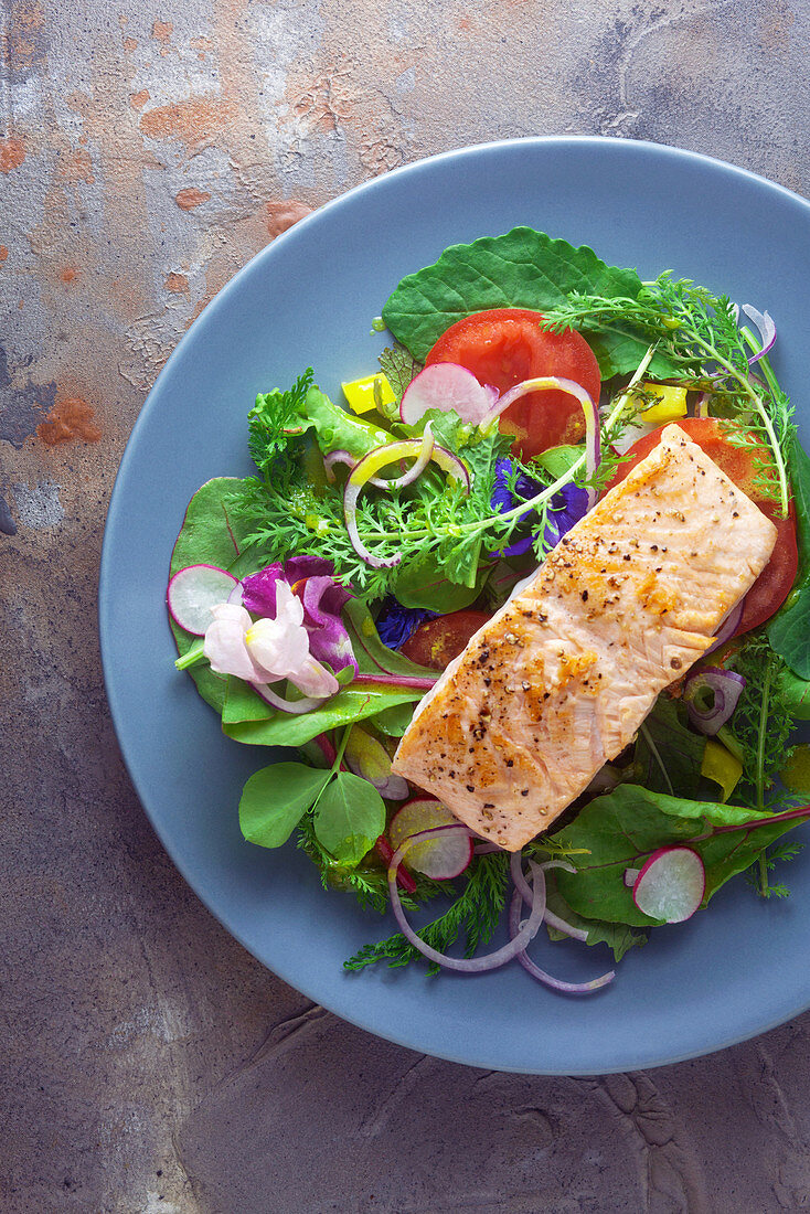 Colourful salad with salmon fillet