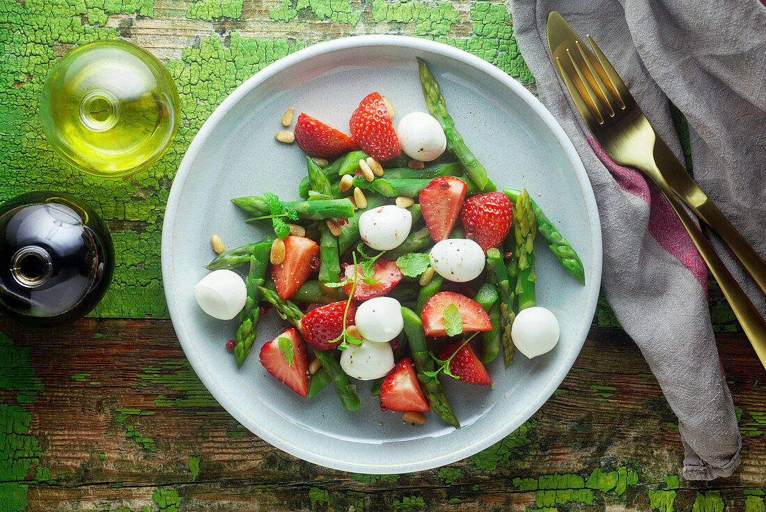 Green asparagus salad with strawberries and bocconcini