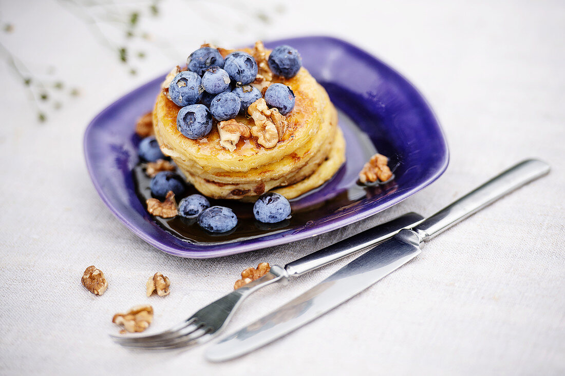 Pancakes mit Walnüssen, Blaubeeren und Honig