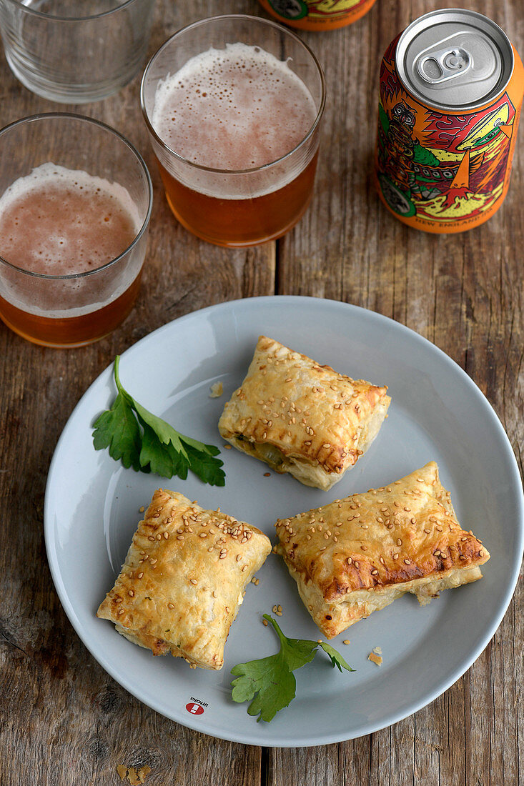 Mini-Pies mit Käse und Spargel