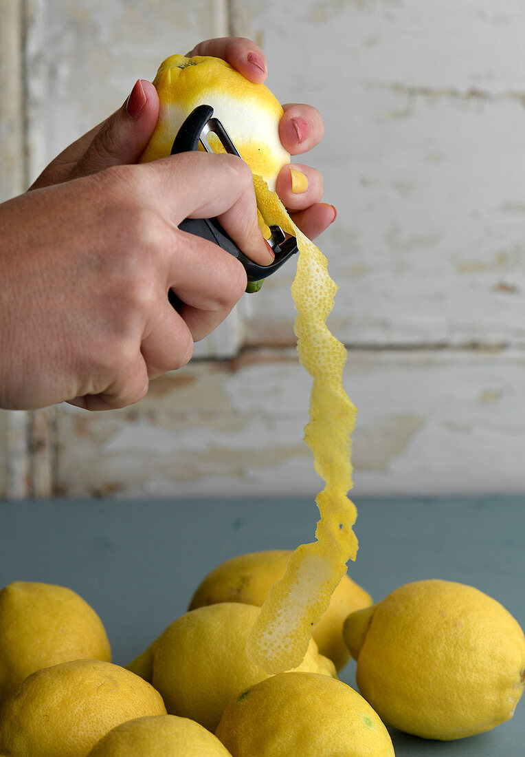 Peeling lemons with peeler