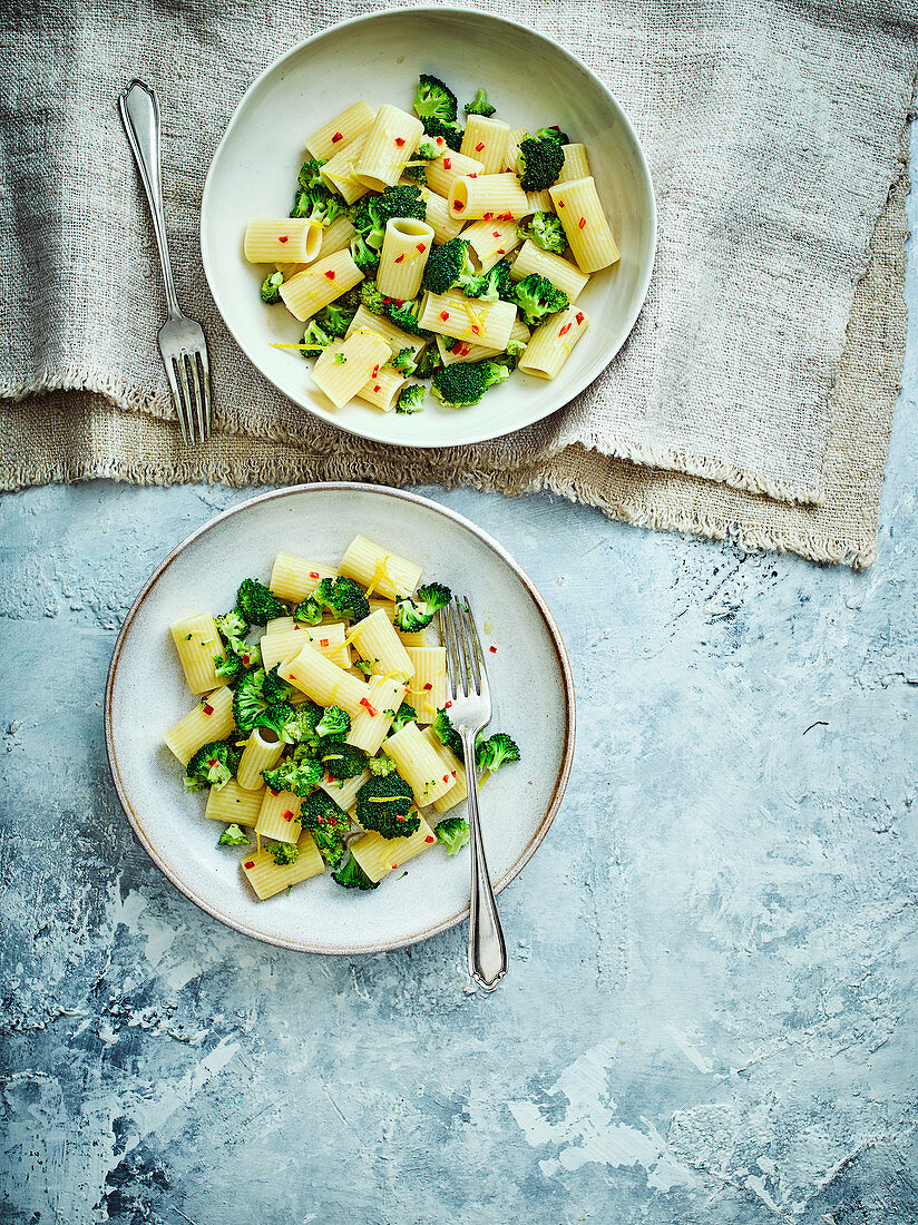 Rigatoni mit Brokkoli, Zitrone und Chili