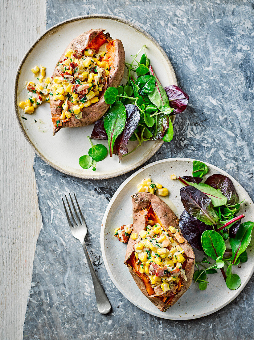 Gebackene Süßkartoffeln mit Succotash gefüllt