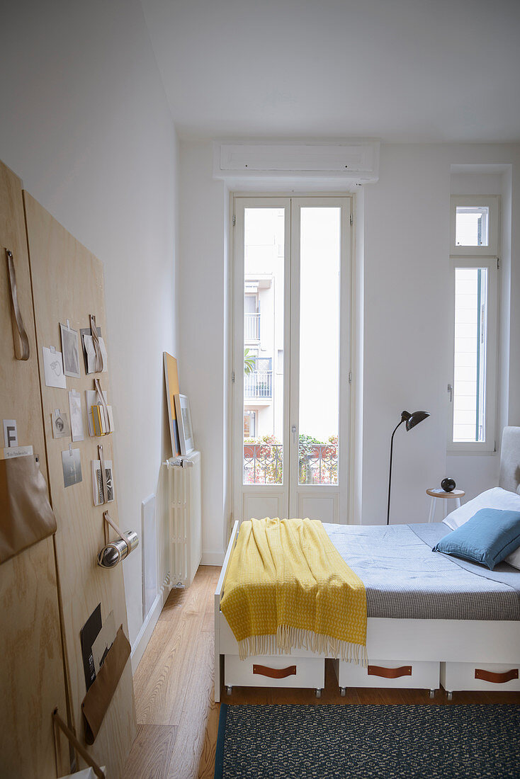 Schlafzimmer im Altbau mit Bettkästen und Wandutensilo