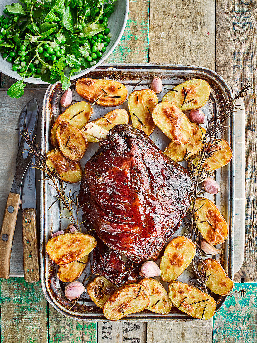 Lammschulter mit Johannisbeerglasur und Knoblauch-Kartoffeln