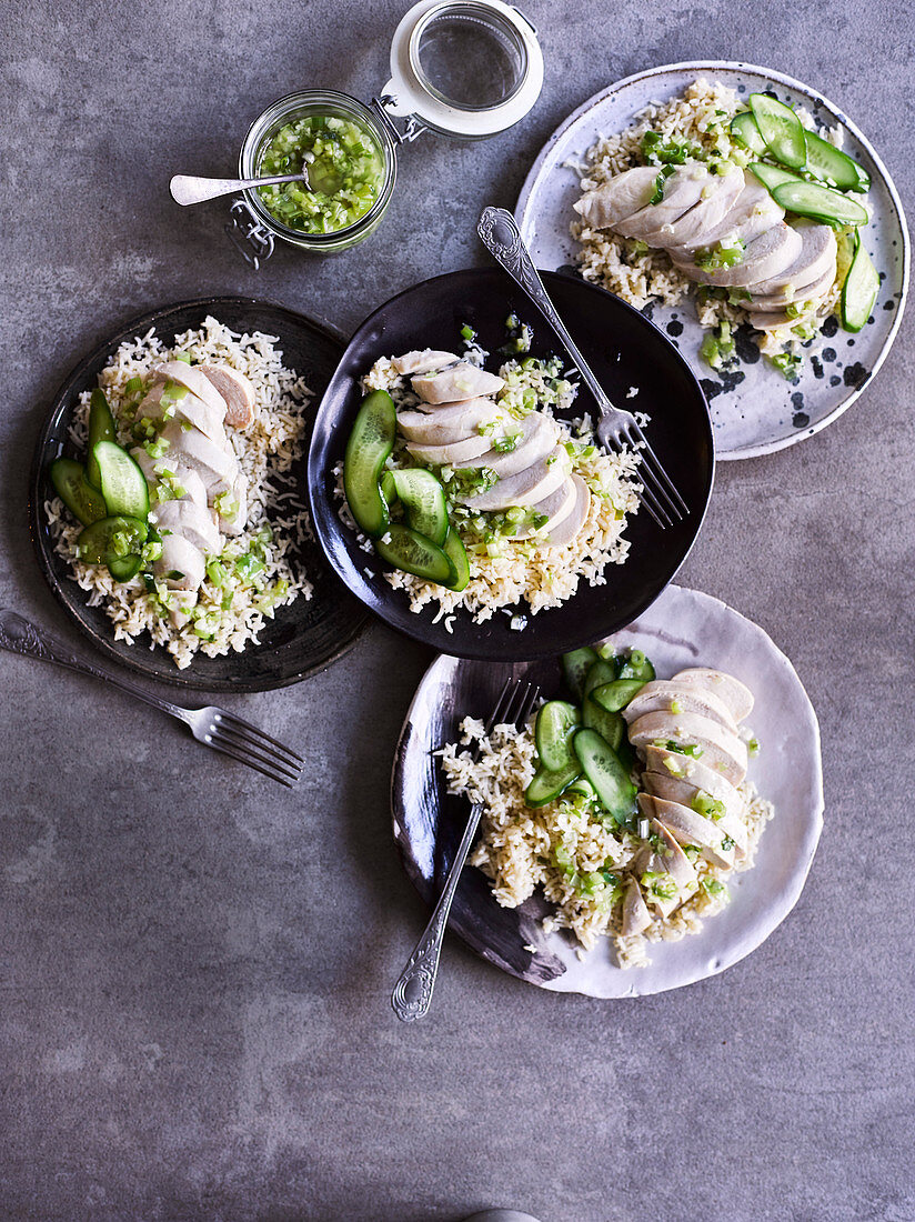 Pochiertes Hähnchen mit Frühlingszwiebeln und Ingwersauce