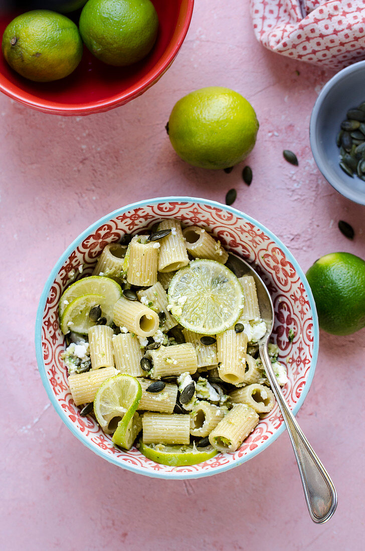 Nudelsalat mit Zucchinipesto, Limetten und Kürbiskernen