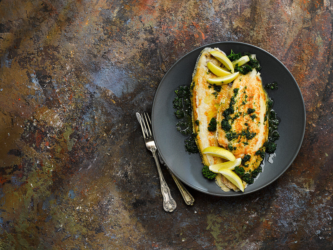 Gebratene Seezunge mit Butter und Zitronensaft