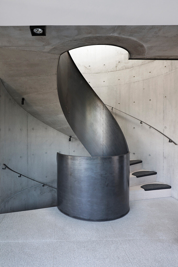 Wendeltreppe aus Beton mit Geländer und Balustrade aus Metall