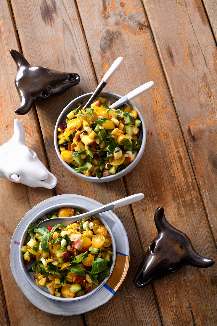 Mango-Salsa mit gelben Tomaten und Nektarinen