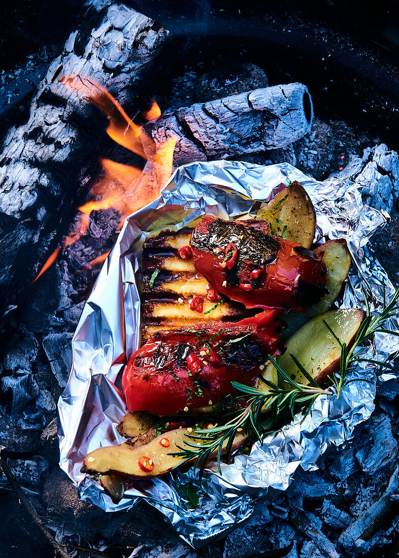 Süsskartoffel, Halloumi und rote Paprika in Alufolie am Lagerfeuer