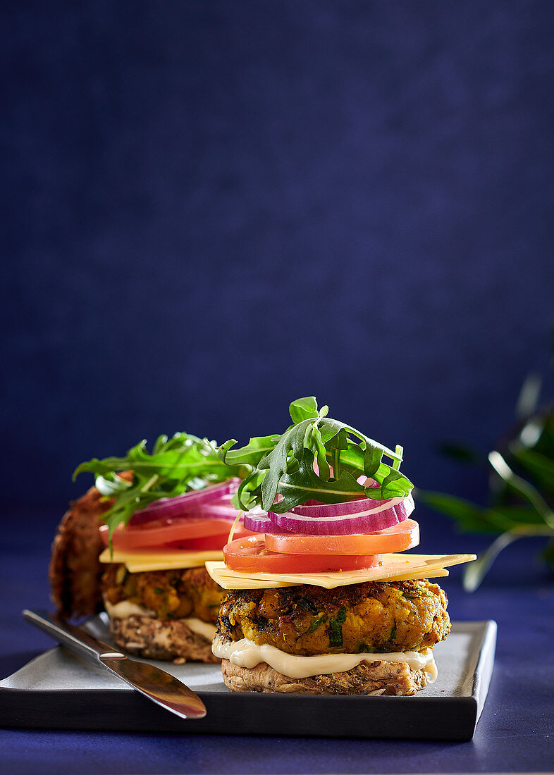 Kichererbsen-Möhren-Burger mit veganem Käse