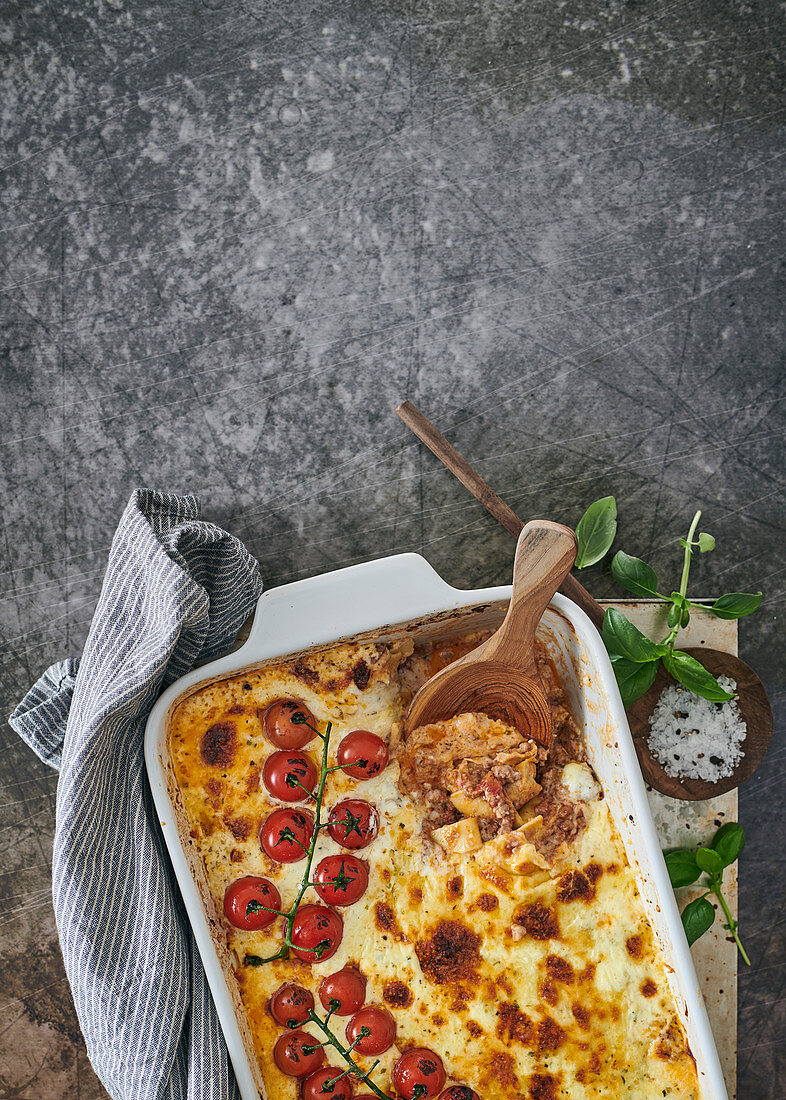 Lammfleisch-Lasagne mit Mozzarella und Parmesan