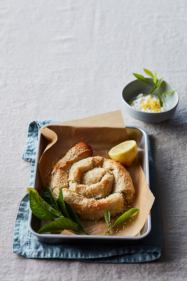 Filoteigspirale mit Lauch, Käse und Minzjoghurt