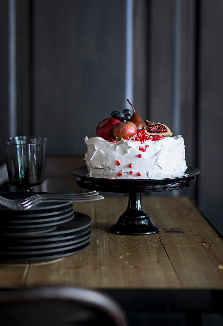 Baisertorte mit Früchten