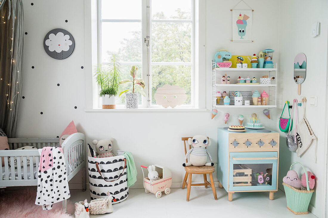 Üppig dekoriertes Kinderzimmer in Pastelltönen im Vintage-Style
