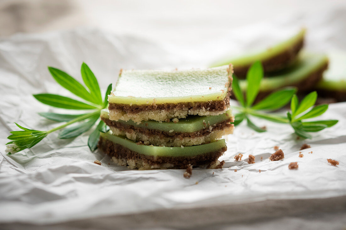 Vegan two-tone biscuits with a woodruff layer