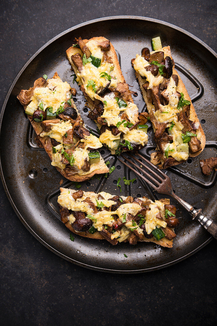 Bruschetta mit Jackfrucht, Waldpilzen und Gurke, überbacken mit Pflanzenkäse (vegan)