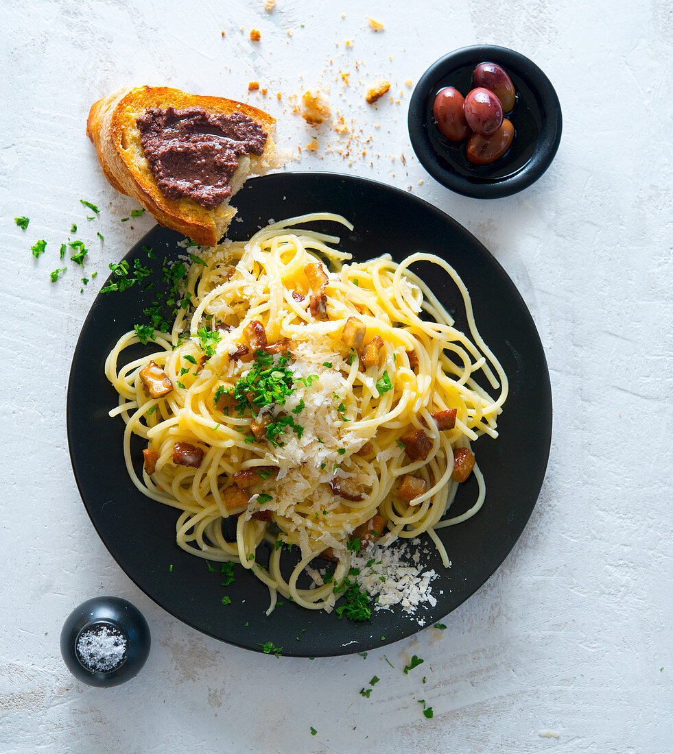 Spaghetti Carbonara und Crostini mit Olivencreme