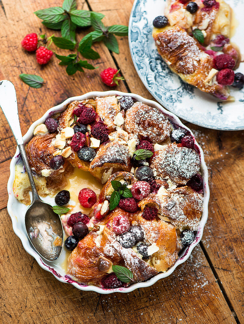 Croissant casserole with almonds and berries