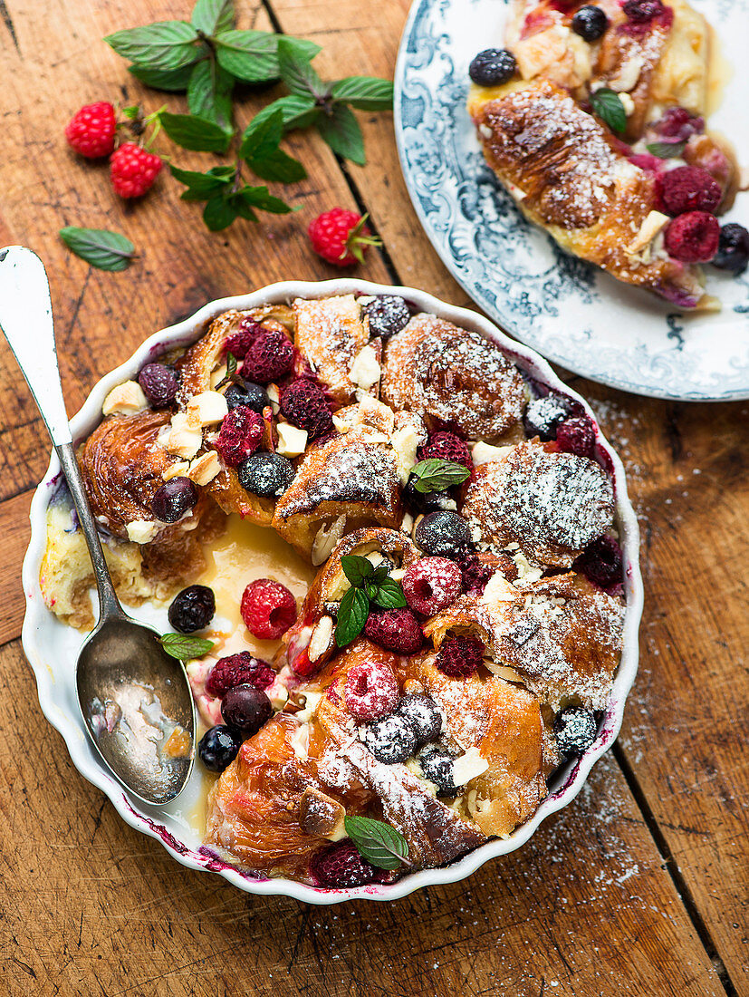 Croissantauflauf mit Mandeln und Beeren