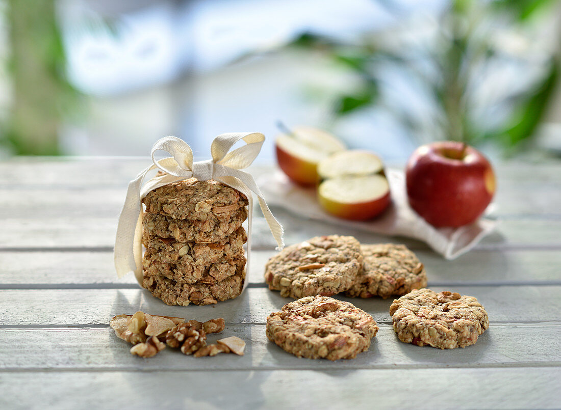 Vegane Apfel-Walnuss-Cookies mit Haferflocken und Apfelchips