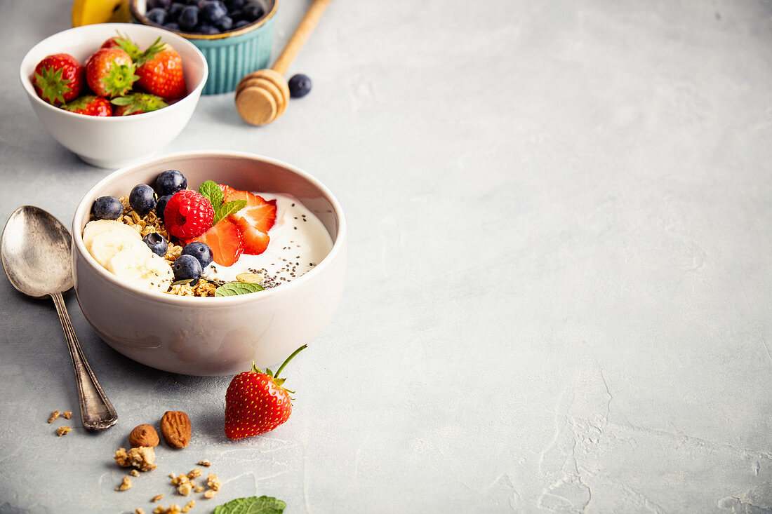 Granola-Müsli mit Joghurt, Früchten und Chia