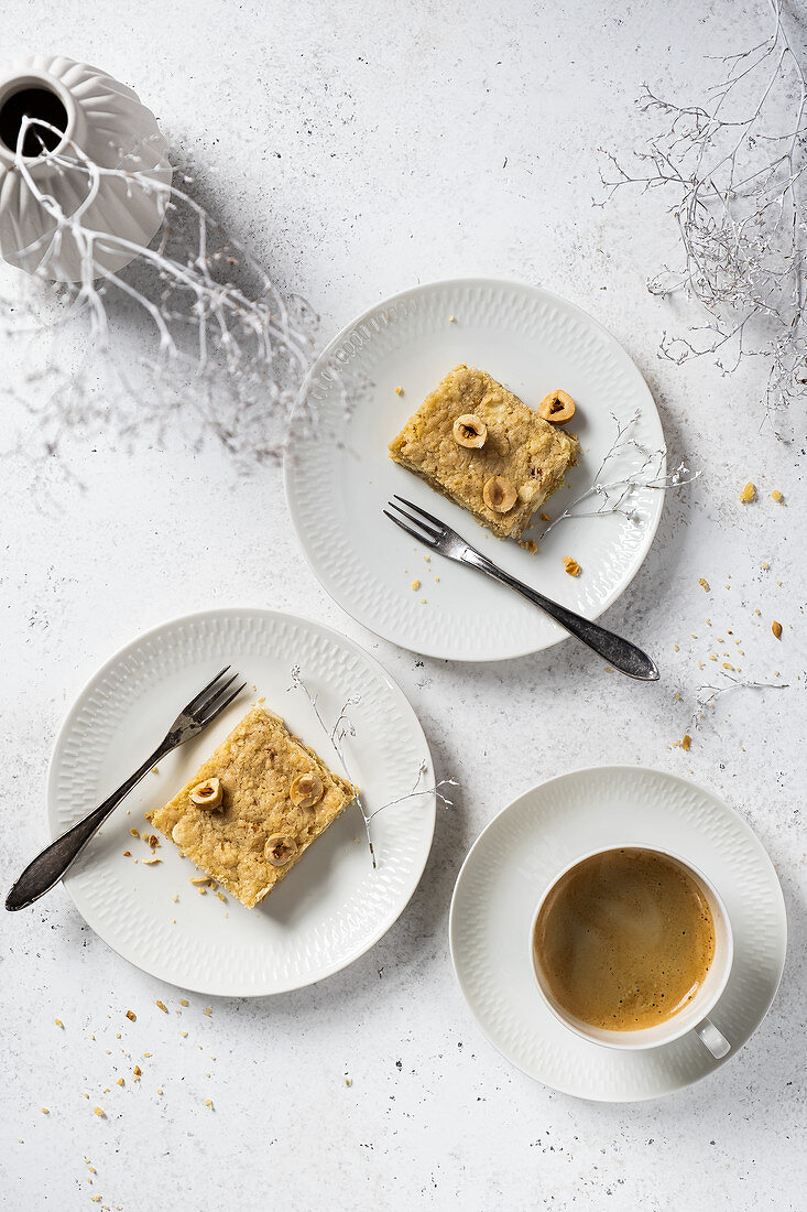 Glutenfreie Blondies mit Haselnüssen zur Tasse Kaffee