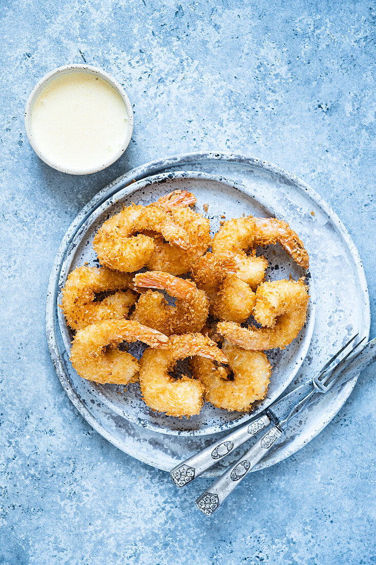 Coconut shrimps with turmeric yogurt