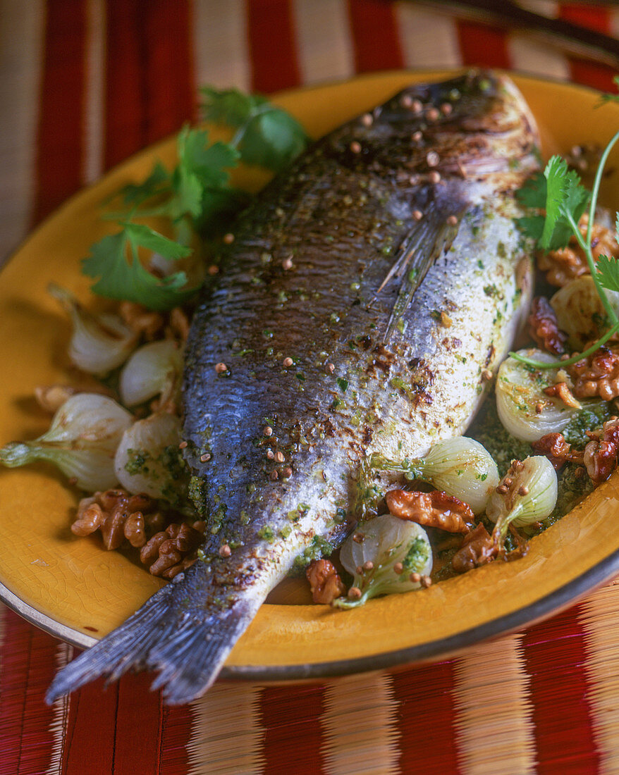 Gebratene Dorade mit Jungzwiebeln und Walnüssen